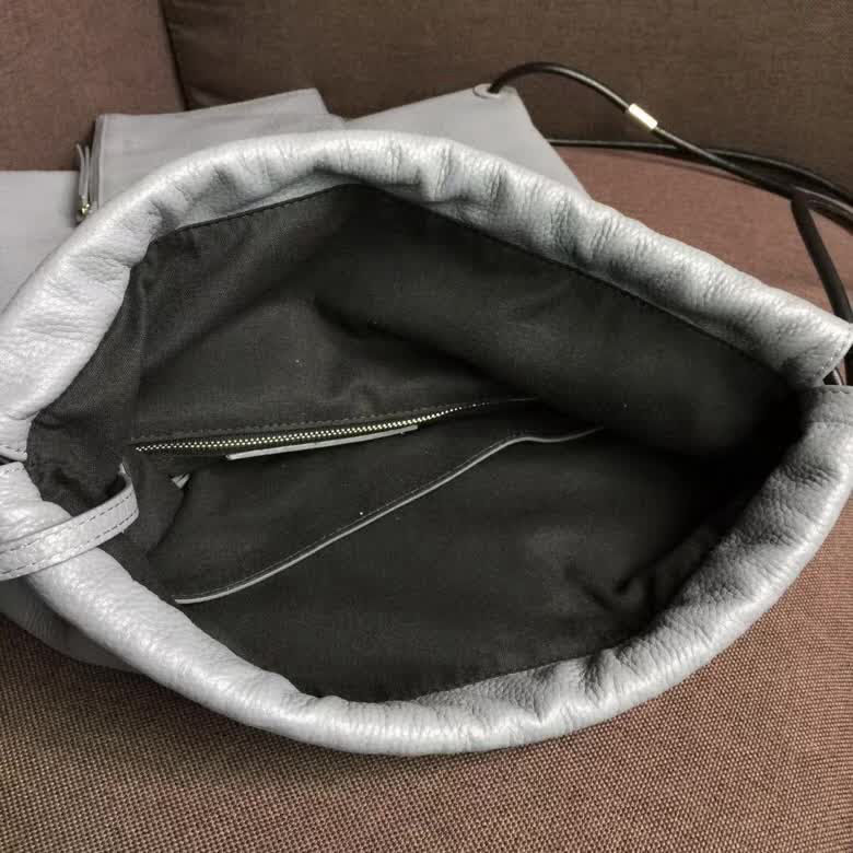 BALENCIAG巴黎世家 進口小牛皮材質 雙肩背包 抽繩開合袋口  BL1782